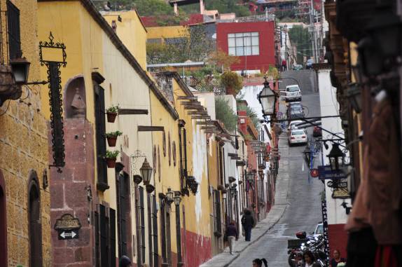 Rua colorida do centro histórico de San Miguel de Allende, no México